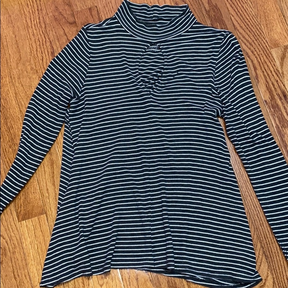 AMERICAN EAGLE MOCK NECK KEYHOLE LONG SLEEVE